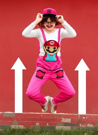 跳起来的可爱美女