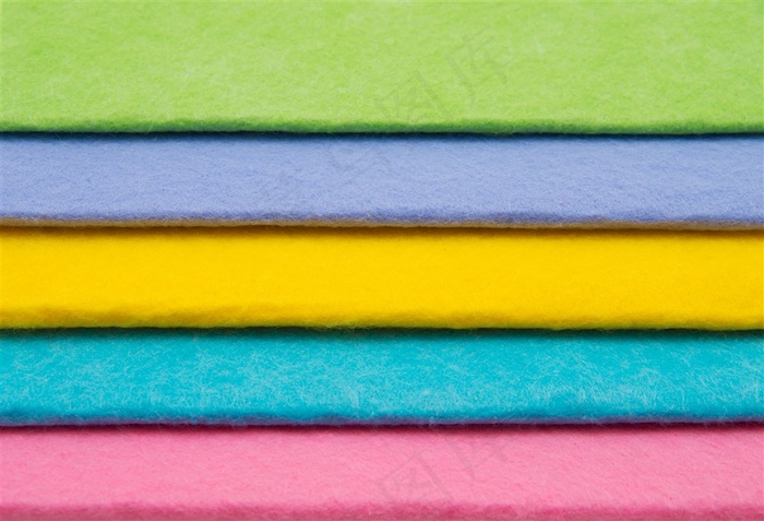 叠放着的彩色布料