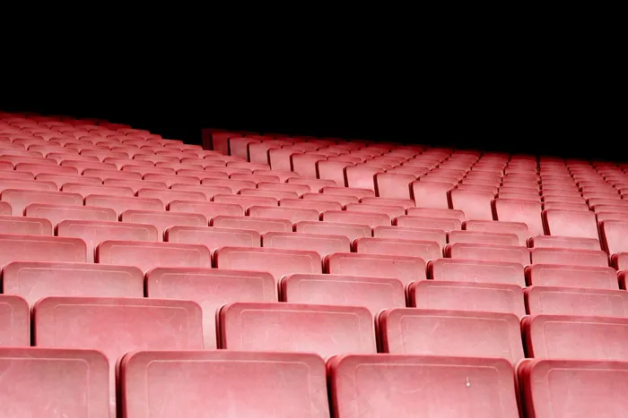 观众席红色座椅图片