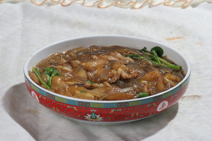 冬瓜宽粉炖五花肉  