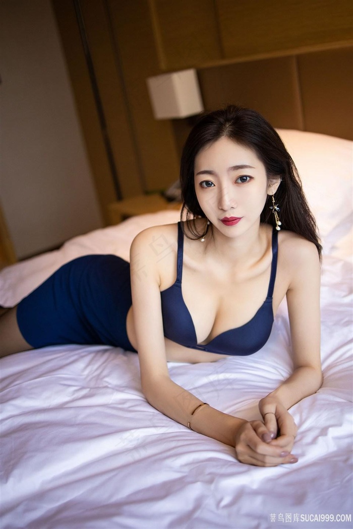 性感蓝色内衣大胸美女安琪大胆写真图片