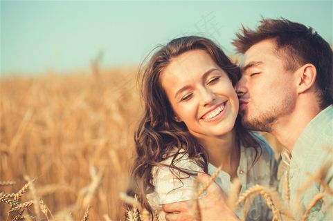 田间亲吻的情侣
