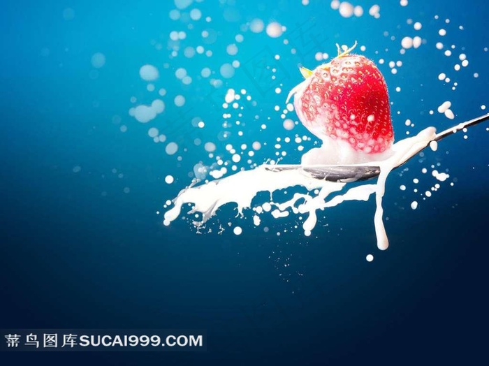 勺子中的牛奶和草莓