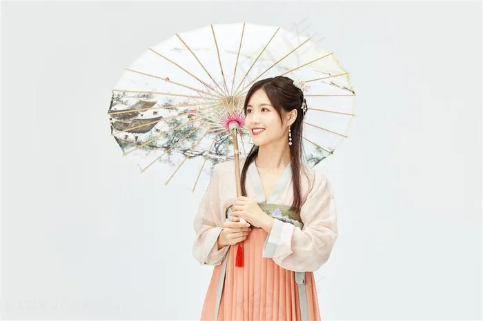 撑伞微笑的美女海报