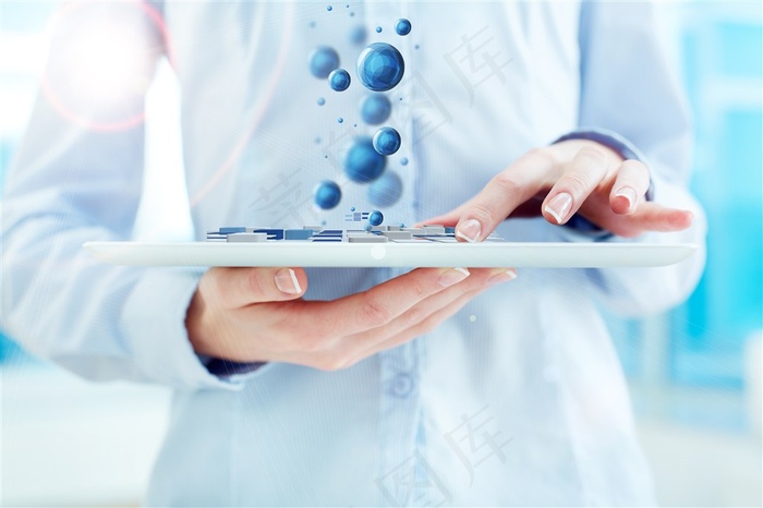 手拿平板电脑上查看数据信息