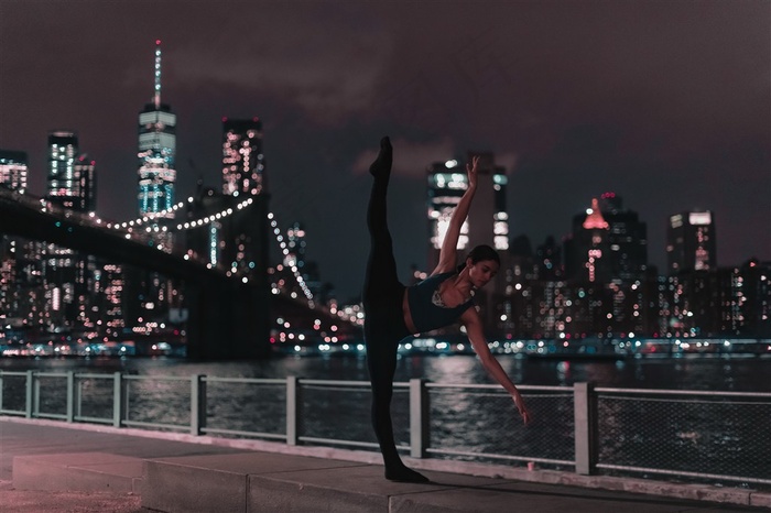 城市夜景下跳舞美女图片