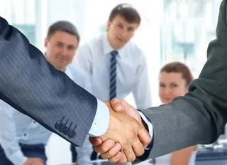 握手的商务人士素材图片