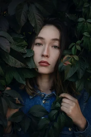 户外自然风美女图片写真