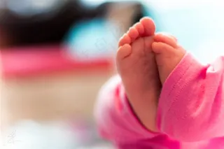 粉色裤子的宝宝的脚
