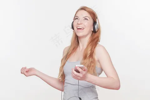 戴耳机的女人图片 戴耳机的女人图片