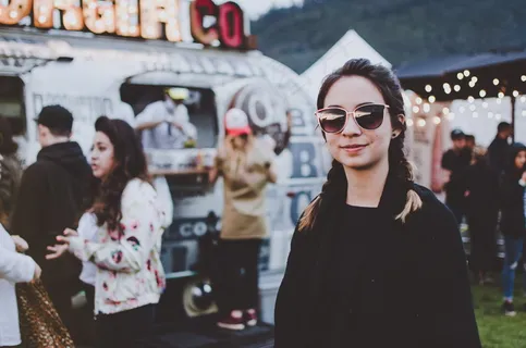 戴墨镜酷女生图片 戴墨镜酷女生图片