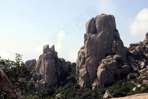 蓝天白云下的石峰