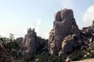 蓝天白云下的石峰