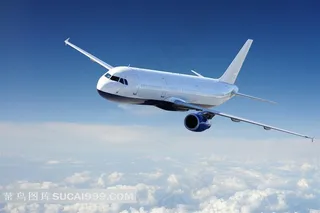 翱翔云层上的民用飞机图片