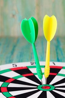 飞镖与靶心摄影图片下载