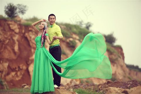 浪漫情侣户外写真