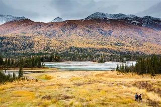 山脚下的原野风光