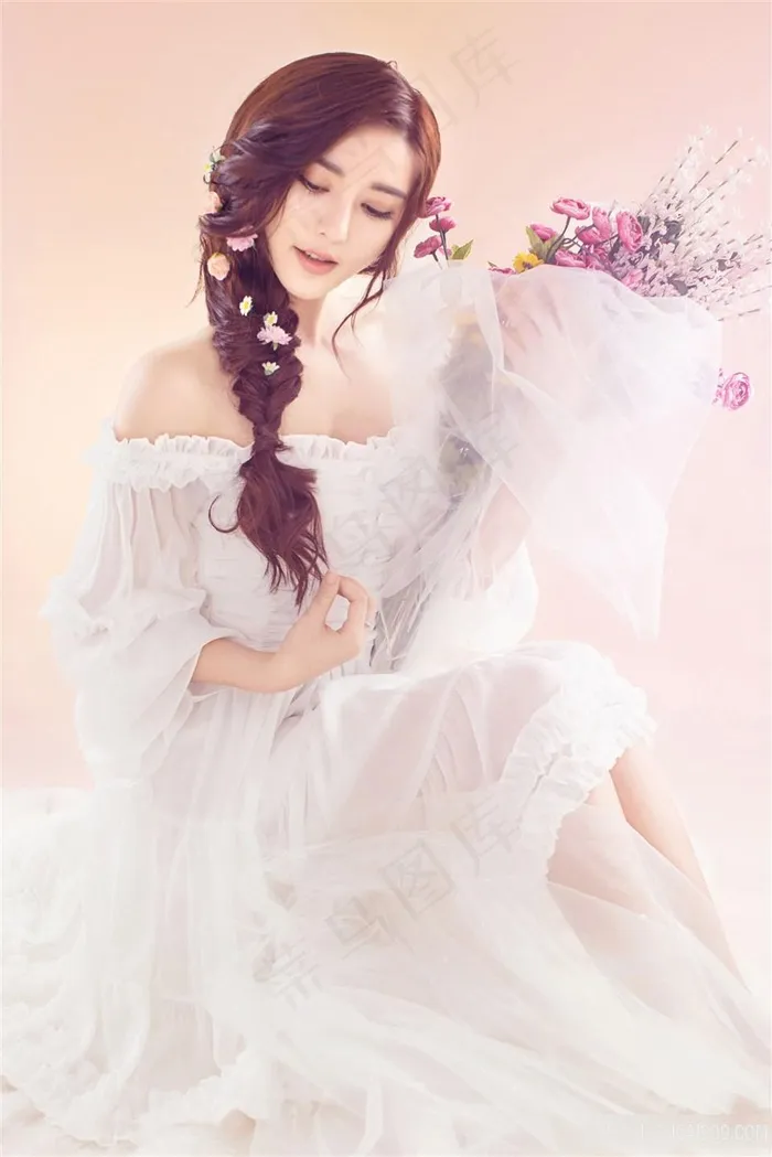 手捧鲜花性感写真美女图片