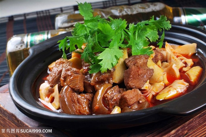 高山笋烧乳牛中华美食摄影图