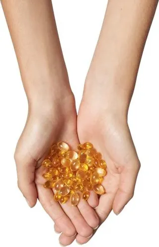 PNG药丸，手里拿着药片免抠