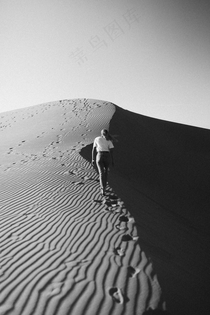 黑白沙漠美女背影图片
