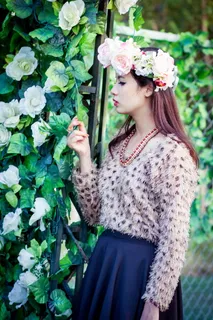 花环美女侧颜图片 花环美女侧颜图片