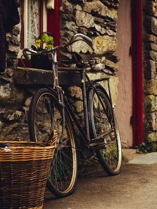 靠墙的自行车图片