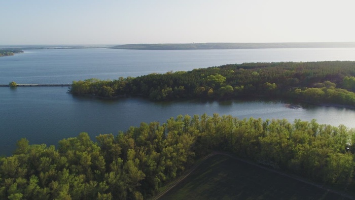 春天一条大河的鸟瞰图