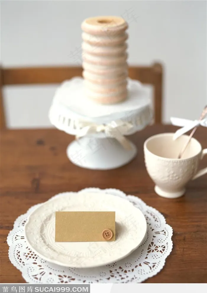 桌子上的食物与感恩卡片