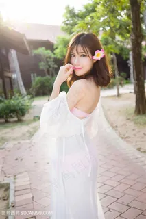 头戴花朵的户外清纯美女写真