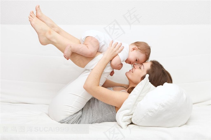 母亲和婴儿系列 - 抱着宝宝玩耍的幸福母亲