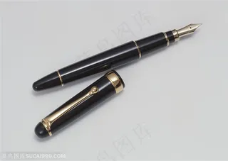 钢笔特写-黑色的钢笔和笔盖摆放在一起