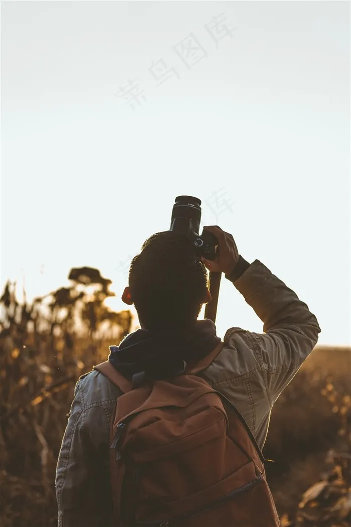 正在摄影的男子素材图