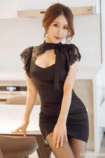 穿黑色超短裙的气质美女图片 穿黑色超短裙的气质美女图片