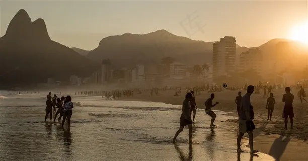 夕阳下的人们在海边 夕阳下的人们在海边