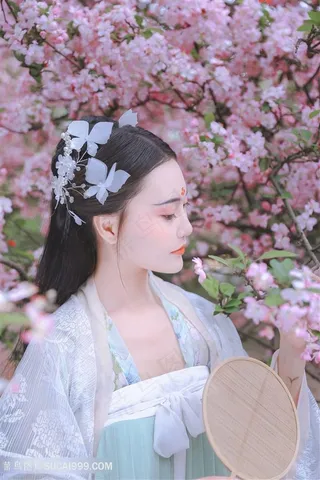 拿竹扇的古装美女图片