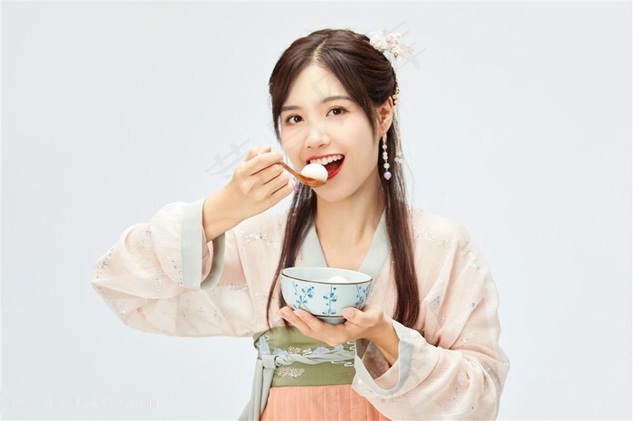 吃汤圆的美女