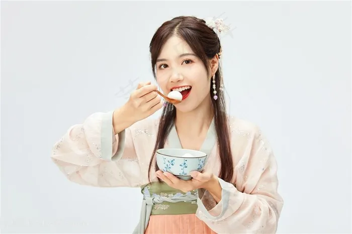 吃汤圆的美女