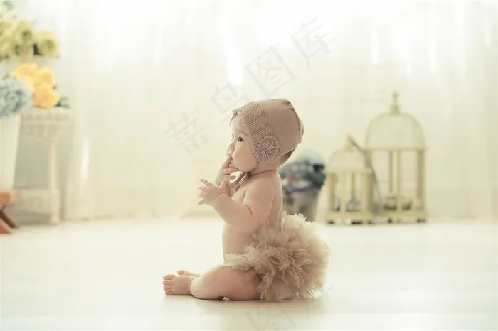 坐在地板上的小宝宝