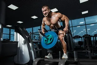 健身的强壮肌肉男高清图