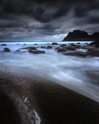 高清乌云密布暗色系海边风景图片