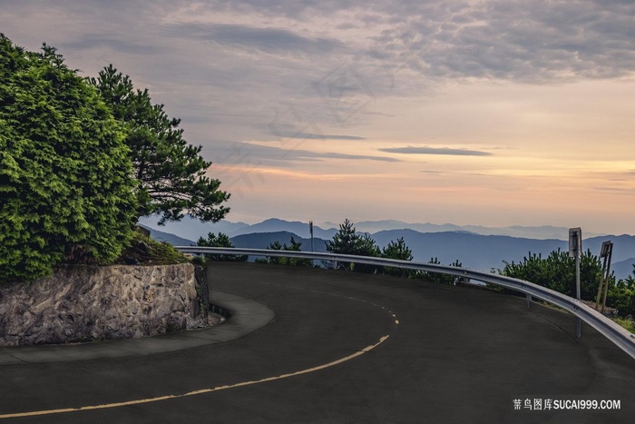 夕阳下的盘山公路