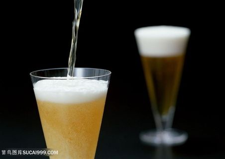 两个啤酒杯特写