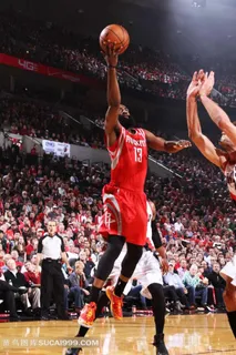 单手拿球上篮的哈登