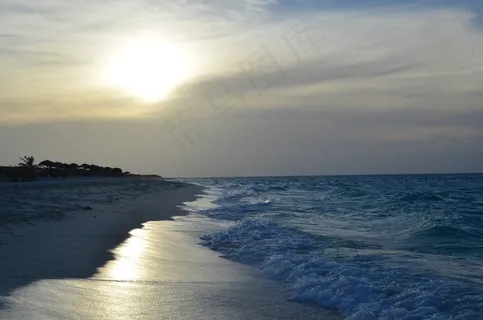 清晨海滩海浪图片 清晨海滩海浪图片
