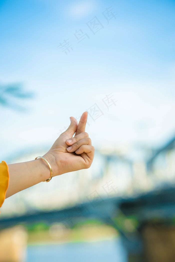 隔空比心图片