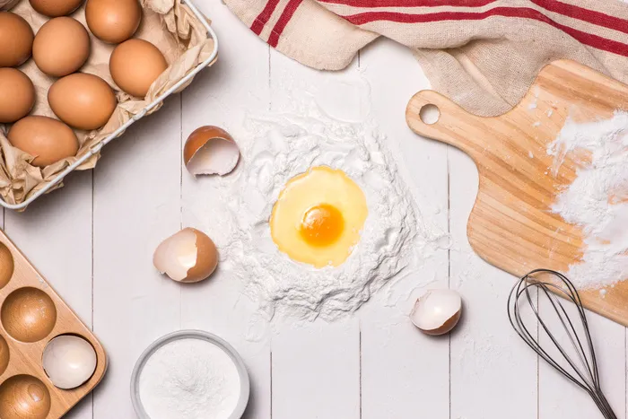 收藏鸡蛋面粉。使面团的背景。与生鸡蛋、糖、面粉、牛奶一起烘烤