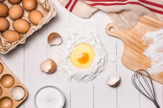 收藏鸡蛋面粉。使面团的背景。与生鸡蛋、糖、面粉、牛奶一起烘烤