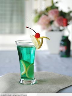 用薄荷酒调制的西式饮品青柠薄荷