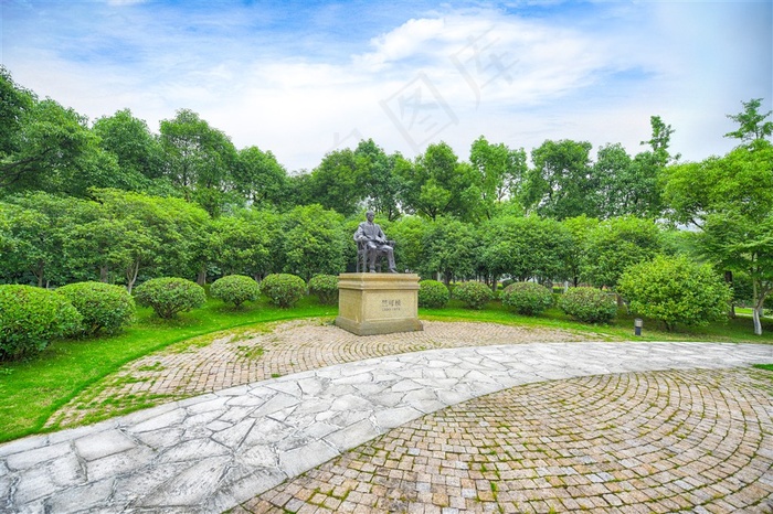 绿色小树林与蓝天包围下的竺可桢先生的雕像